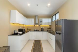 Sea-Front Apartment with Pool - 4