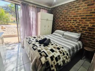 Kameeldoring Guesthouse - 8