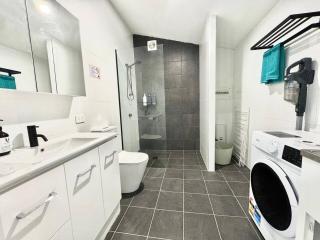 Spacious Belmont Granny Flat Easy Access to CBD & Bayside - 2