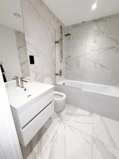 2 Bed Flat - Sleeps 4 - Parking - Wifi - 4