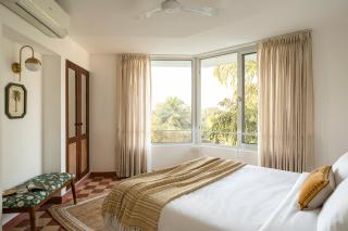 El Volar 2BHK, 4 Mins to Casino & 10 Mins to Candolim Beach with Big common Pool, Fully Equipped Kitchen, 24x7 Security, Wifi - 5