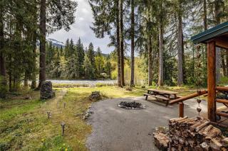 Riverfront getaway with sauna near mountains and hiking - 8