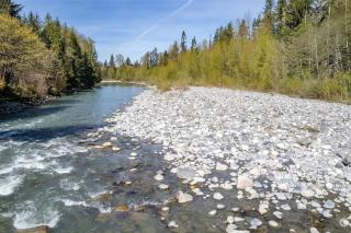 Riverfront getaway with sauna near mountains and hiking - 6