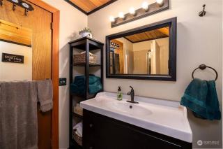 Riverfront getaway with sauna near mountains and hiking - 2