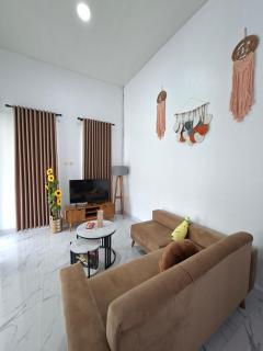 Omah Putih Riverside - 1