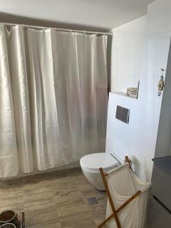 Bright Apartment with Balcony and Open View - 7