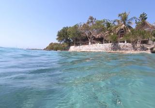 Accommodation on a coral island with turquoise sea - 8