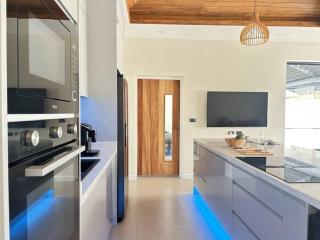 Luxurious Bed Breakfast Stay in Unique Villa - 5