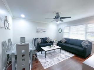 Newly Remodeled Cozy Home Minutes to Downtown-Family Friendly - 5