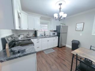 Newly Remodeled Cozy Home Minutes to Downtown-Family Friendly - 2