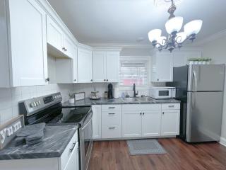 Newly Remodeled Cozy Home Minutes to Downtown-Family Friendly - 1
