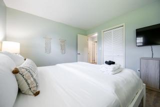 Indy Cottage Bliss: Comfort & Style Await You - 7