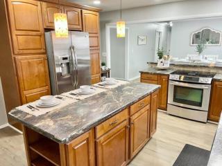 Serene Ivy Hills Home with Hot Tub & Screened Porch-Family Friendly - 9