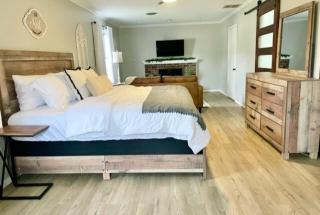 Serene Ivy Hills Home with Hot Tub & Screened Porch-Family Friendly - 4