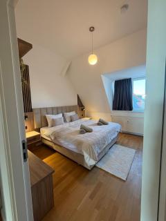 Modern Kudamm Luxury Home with 2 kitches - 6