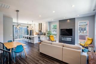 Lux Home 5 mins to Grand Park with Private Garage-Family Friendly - 0