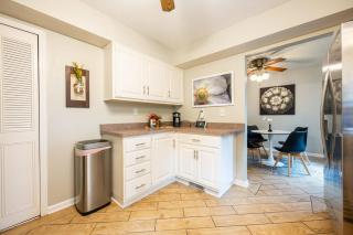 4BR with Pool Table & Game Room Near Downtown Sleeps 11 Family Friendly - 1