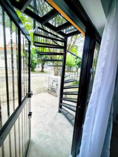 Apartaestudio en 1er piso, San Fernando, con grandes ventanales y vista a la calle, tranquilo, fresco, 2 camas dobles, se permite alojar desde 1 a 4 personas, muy cerca al Estadio, Parque del Perro, Clínica Imbanaco y demás sitios turísticos de Cali - 2