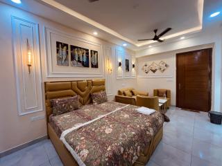 cozy noida studio, super comfy!! - 3