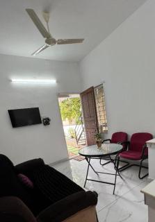 Little Chandhana Guest House - 3