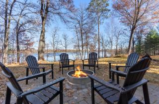 The Log Haus, a newly renovated lakefront cabin close to the trails - 8