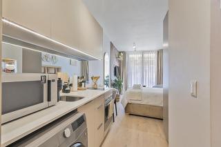 Sophisticated Studio in Rosebank's Premier Address - 1