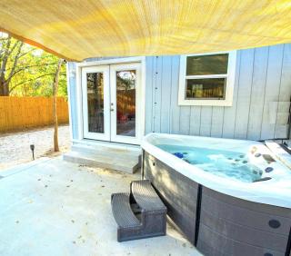 Tiki Cottage Lake Texoma - Hot Tub & Fun - 0