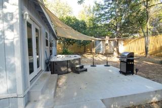 Tiki Cottage Lake Texoma - Hot Tub & Fun - 9