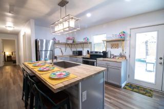 Tiki Cottage Lake Texoma - Hot Tub & Fun - 2