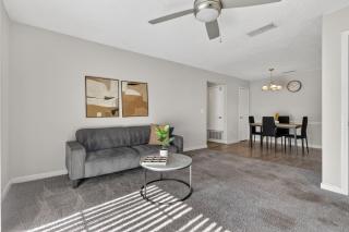 Bright and Cozy Two -Bedroom Private Stay - 7