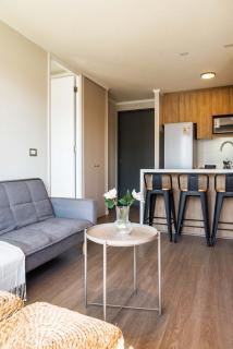 Chic Modern Retreat in Nunoa Perfect for Five - 1