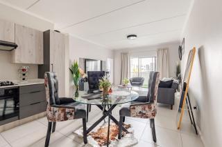 Spacious Executive Luxury Apartment - 9