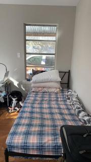 Only 25 dollars-Man's bed in a room - 0