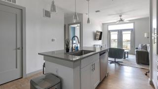 Landing Amazing 1BD Courtyard Yoga Studio - 1