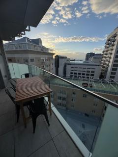 VV - Skyline Studio Pool & Gym in City Centre - 3