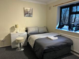 Contractor & Family Friendly House Romford - 8