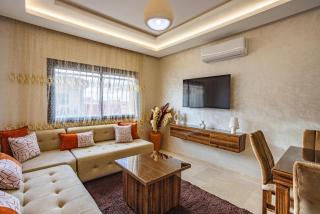 Luxurious and Cozy Apartment with Parking and View - 0