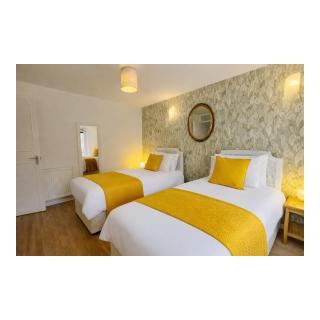 Spacious 2 Bedroom Sleeps 4 with WiFi & Garden - 5