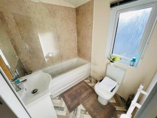 2 Bedroom Caravan FC39, Fairway, Sandown, Free Wifi, Dog Friendly - 5