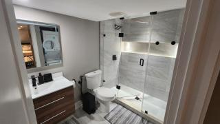 Modern 1 BDR Suite, Sleeps 4, Pvt Entry, Near GO Station, Free Parking - 5