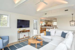 Gorgeous Architectural Home w Water Views - 4