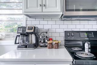 Jungle House Columbus Short North Downtown Free Parking - Steps to Convention Center & Nationwide Arena - 1BR Luxury Home - Sleeps 6 - Over 5,800 Five Star Stays - 5