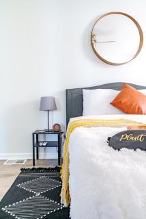 Jungle House Columbus Short North Downtown Free Parking - Steps to Convention Center & Nationwide Arena - 1BR Luxury Home - Sleeps 6 - Over 5,800 Five Star Stays - 4