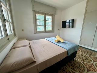 Piriapolis Centro Playa a una cuadra parrillero y cochera 4 habitaciones 3 banos - 3