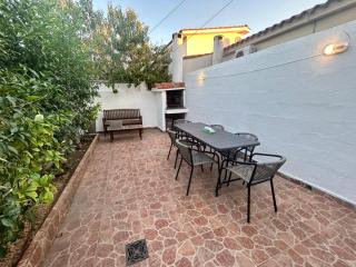 Piriapolis Centro Playa a una cuadra parrillero y cochera 4 habitaciones 3 banos - 8