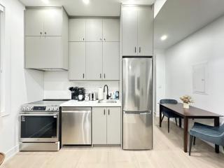 Modern 2BR Parkdale Apt Free Parking Sleeps 5 - 8