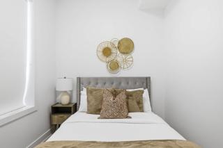 Stylish Parkdale Apt 55 TV with Free Parking - 9