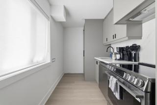 Stylish Parkdale Apt 55 TV with Free Parking - Toronto - 1