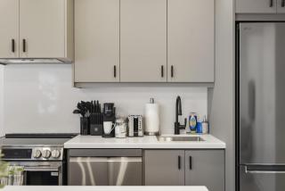 Modern 2BR Apt Sleeps 6 Stylish & Central - 8