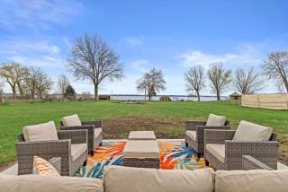 Beautifully Updated Lake House - 6